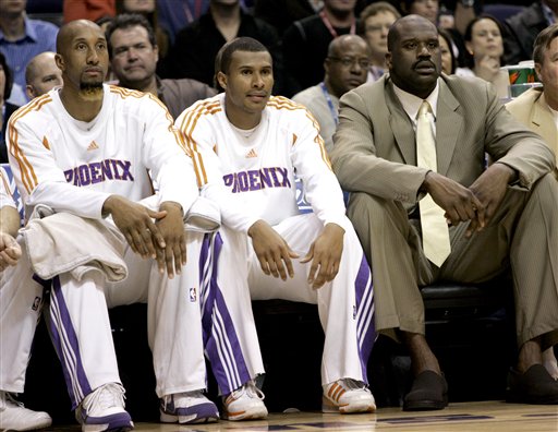 萨勒马克尔斯比赛里与裁判对峙，还被裁判踢了一脚（萨勒马克尔斯赛中与裁判对峙，竟被裁判踢了一脚）