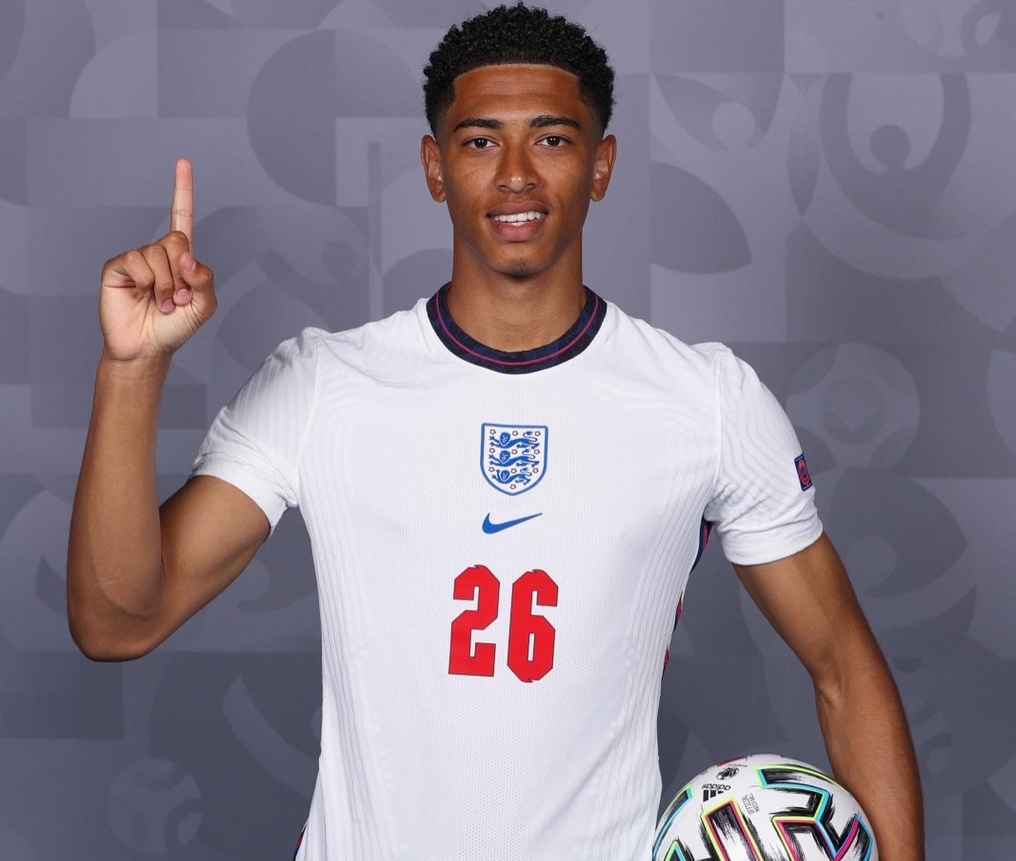 意甲第13轮纪律报告：阿莱格里对裁判出言不逊染红被停赛一场（意甲第13轮纪律通报：阿莱格里因对裁判言语不当吃红牌，禁赛一场）