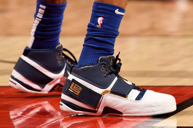 客战那不勒斯替补登场，科斯蒂奇达成尤文生涯100场里程碑（客场对阵那不勒斯，科斯蒂奇替补亮相迎来尤文第100场）