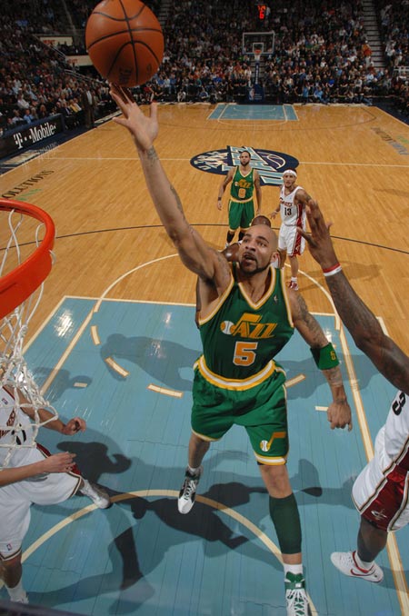 西甲半场：伦布雷拉斯闪击，亚马尔破门，巴萨2-1阿拉维斯（西甲半场战报：伦布雷拉斯闪电破门，亚马尔建功，巴萨暂2-1领先阿拉维斯）