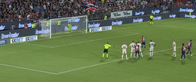 如此魔人怎能不爱？哈兰德装扮成圣诞老人为曼城小球迷派送礼物（哈兰德化身圣诞老人给曼城小球迷送礼，这样的魔人谁会不爱？）