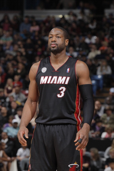 阿里纳斯：詹姆斯若作为角色球员再混2冠，还是不能跟乔丹比（阿里纳斯：就算詹姆斯以角色球员再夺两冠，仍无法与乔丹相提并论）