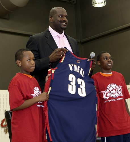 记者：邵佳一探班U22国足训练，与主帅安东尼奥相谈甚欢（记者：邵佳一探访U22国足训练营，与主帅安东尼奥畅聊甚欢）